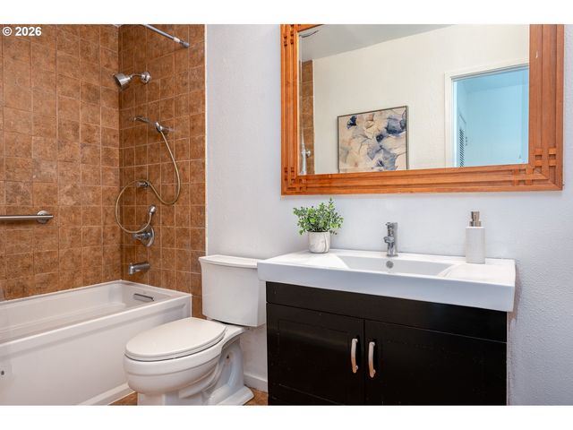 11835 Se VALLEY VIEW Ter, Happy Valley, OR 97086