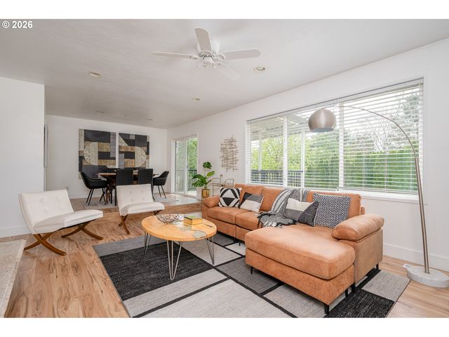 11835 Se VALLEY VIEW Ter, Happy Valley, OR 97086