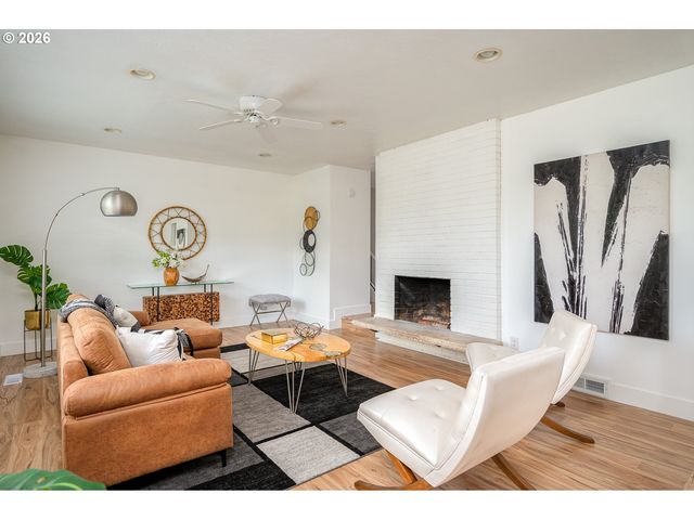 11835 Se VALLEY VIEW Ter, Happy Valley, OR 97086