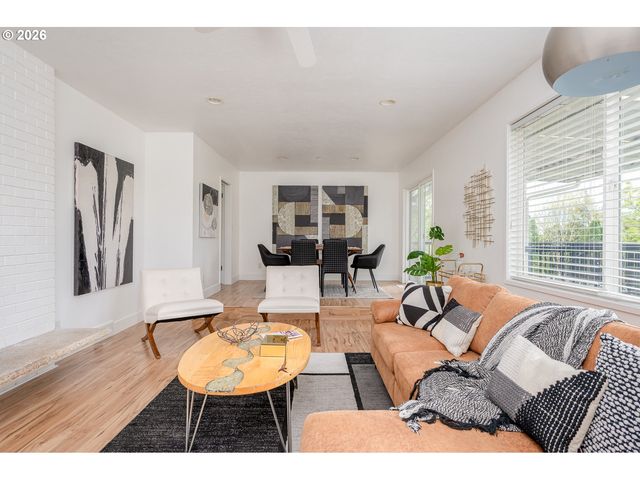 11835 Se VALLEY VIEW Ter, Happy Valley, OR 97086