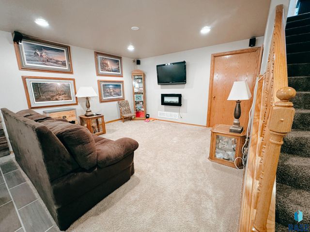 203 S West Ave Avenue, Crooks, SD 57020