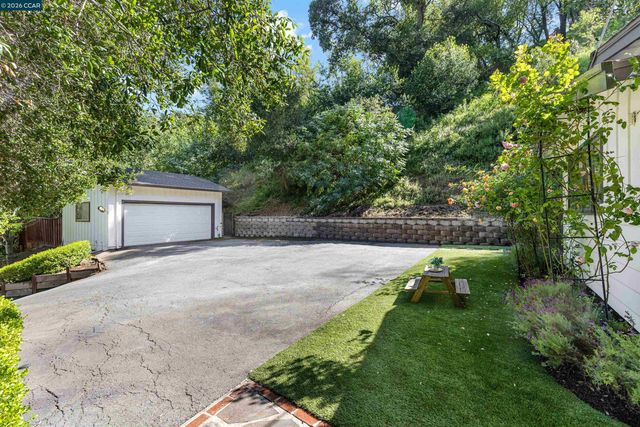 3575 Springhill Rd, Lafayette, CA 94549