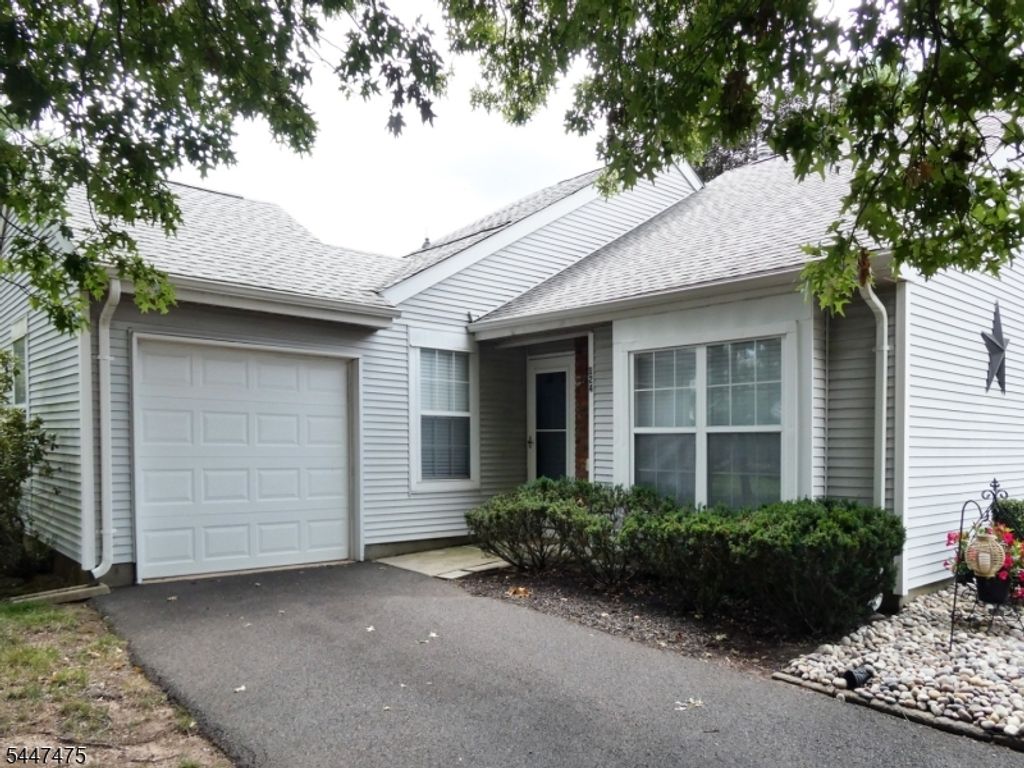 124 Winchester Way, Franklin Twp., NJ 08873 — exterior