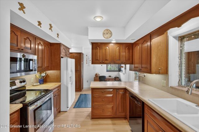 825 Oakwood Drive, East Lansing, MI 48823