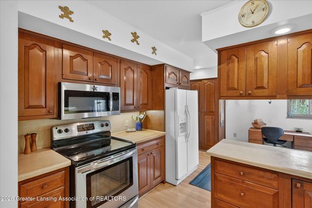 825 Oakwood Drive, East Lansing, MI 48823
