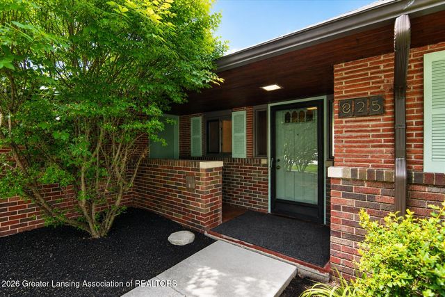 825 Oakwood Drive, East Lansing, MI 48823