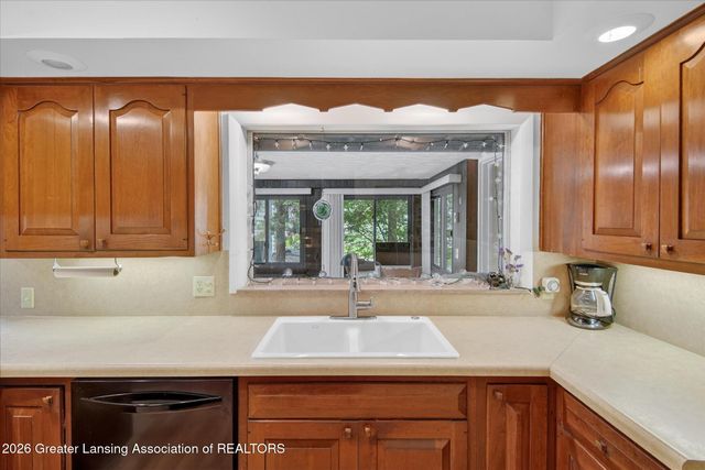825 Oakwood Drive, East Lansing, MI 48823