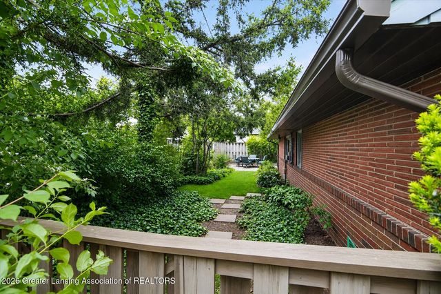 825 Oakwood Drive, East Lansing, MI 48823