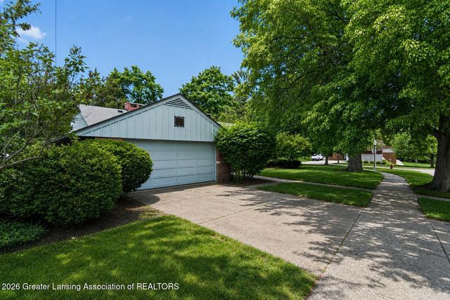 825 Oakwood Drive, East Lansing, MI 48823