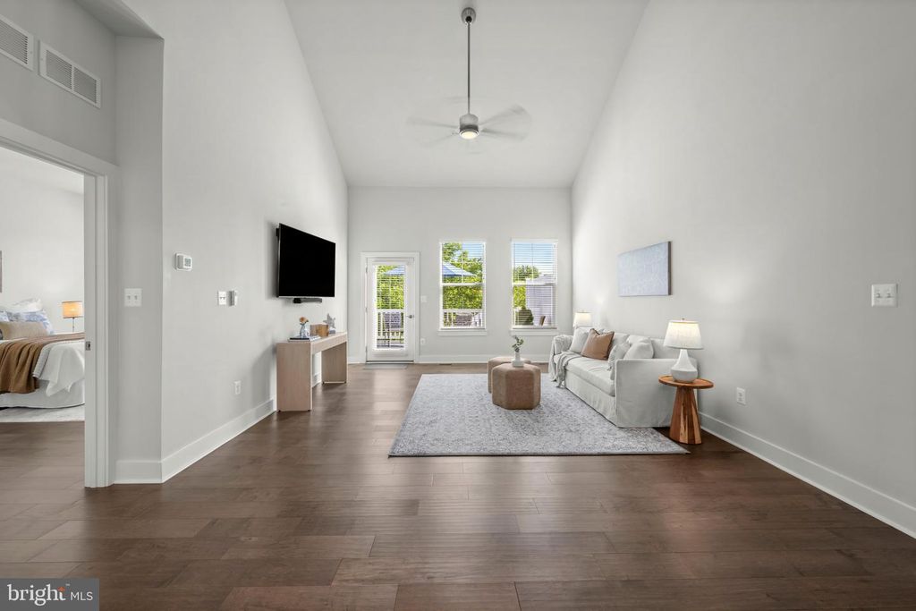 Image 14 of property listing at 2812 TOWN VIEW CIR, New Windsor, MD 21776