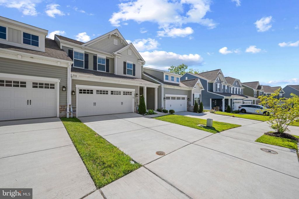 Image 2 of property listing at 2812 TOWN VIEW CIR, New Windsor, MD 21776