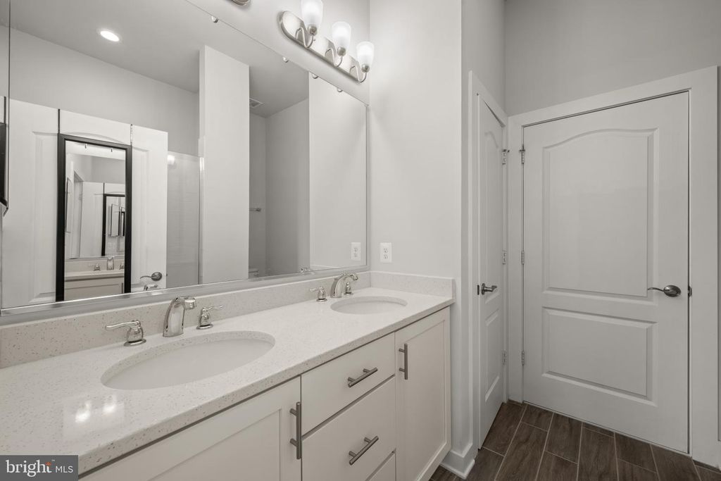 Image 25 of property listing at 2812 TOWN VIEW CIR, New Windsor, MD 21776