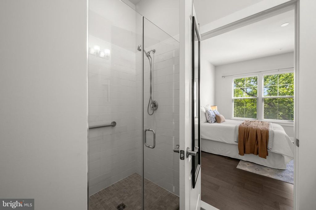 Image 26 of property listing at 2812 TOWN VIEW CIR, New Windsor, MD 21776