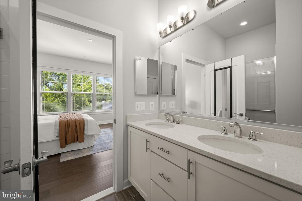 Image 27 of property listing at 2812 TOWN VIEW CIR, New Windsor, MD 21776