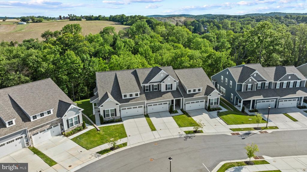 Image 3 of property listing at 2812 TOWN VIEW CIR, New Windsor, MD 21776