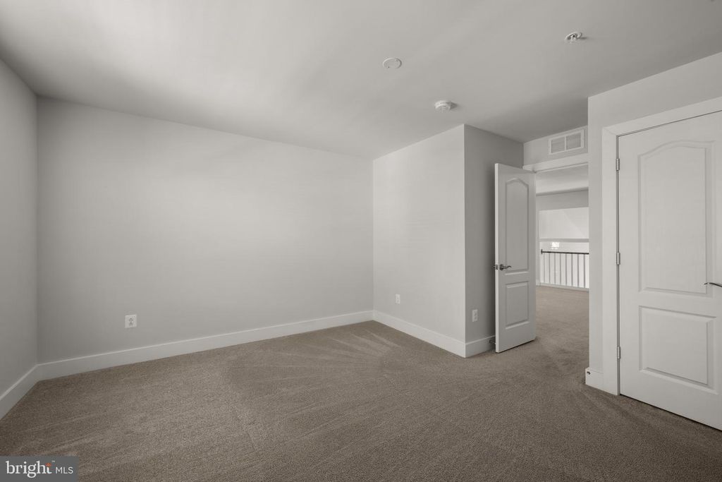 Image 34 of property listing at 2812 TOWN VIEW CIR, New Windsor, MD 21776