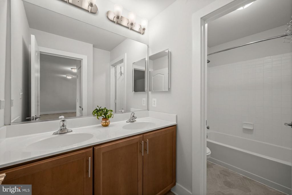 Image 36 of property listing at 2812 TOWN VIEW CIR, New Windsor, MD 21776