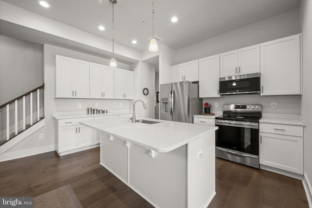 Image 6 of property listing at 2812 TOWN VIEW CIR, New Windsor, MD 21776