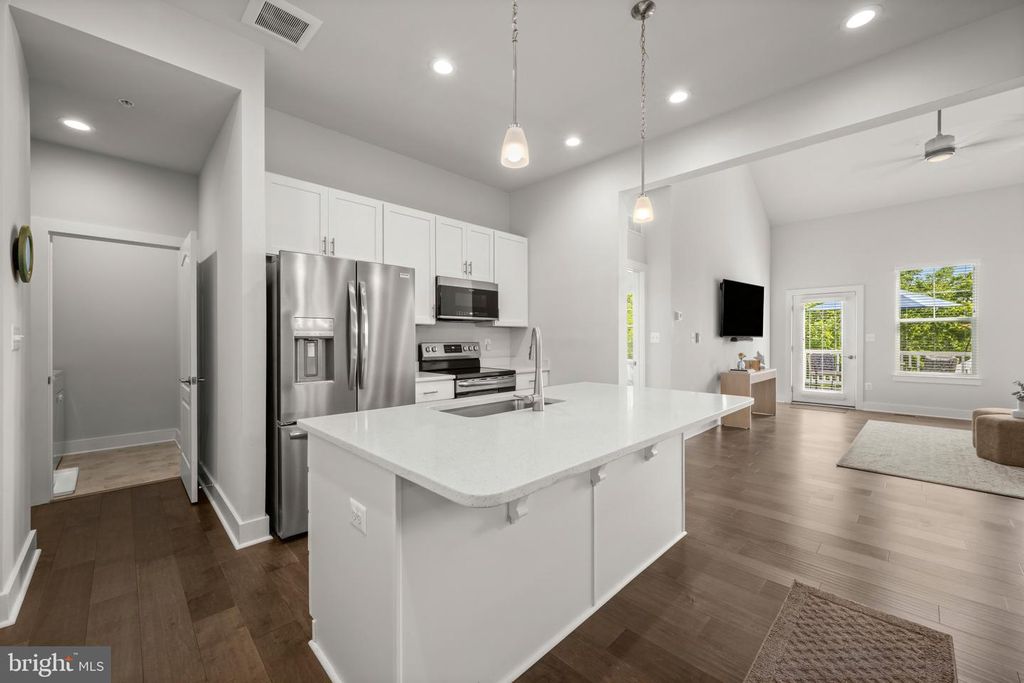 Image 7 of property listing at 2812 TOWN VIEW CIR, New Windsor, MD 21776