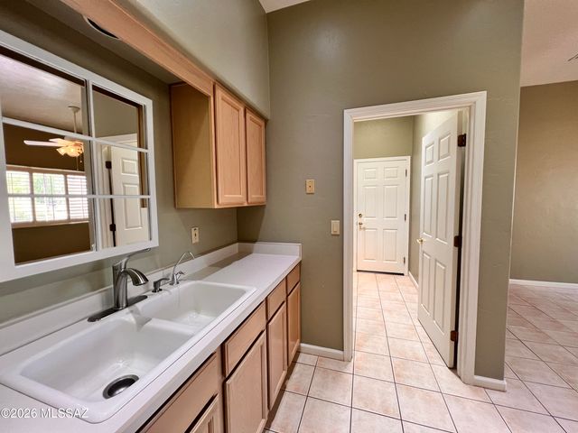 1427 W Cathedral Way, Tucson, AZ 85737