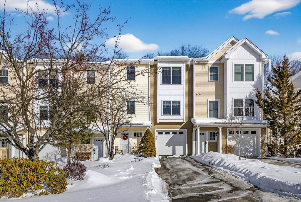 63 Woodview Way, Manchester, NH 03102