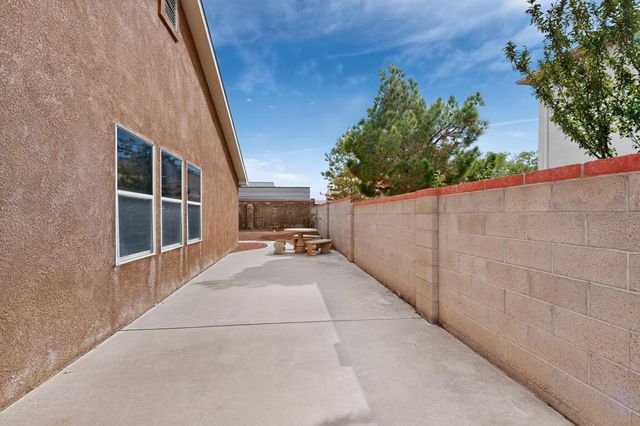 6808 Honeylocust Avenue NW, Albuquerque, NM 87121