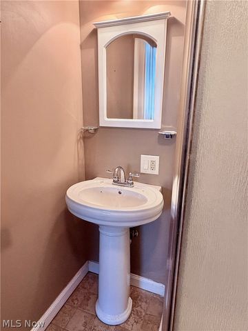183 E Overlook Drive, Eastlake, OH 44095