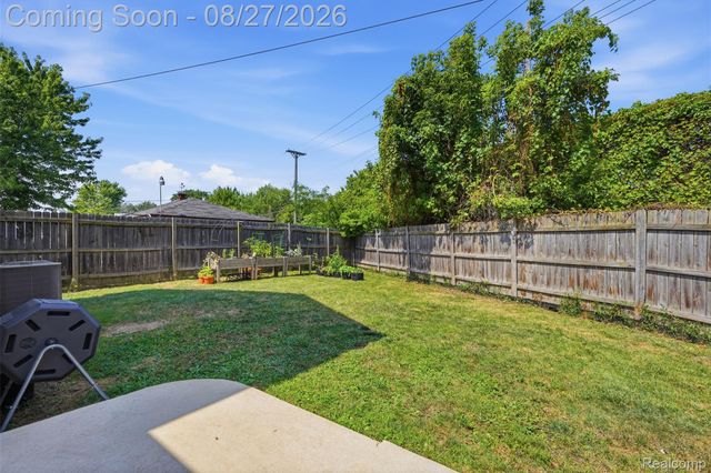 22571 E 13 Mile Road, St. Clair Shores, MI 48082