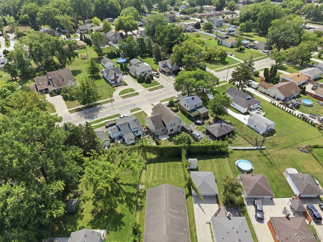 22571 E 13 Mile Road, St. Clair Shores, MI 48082