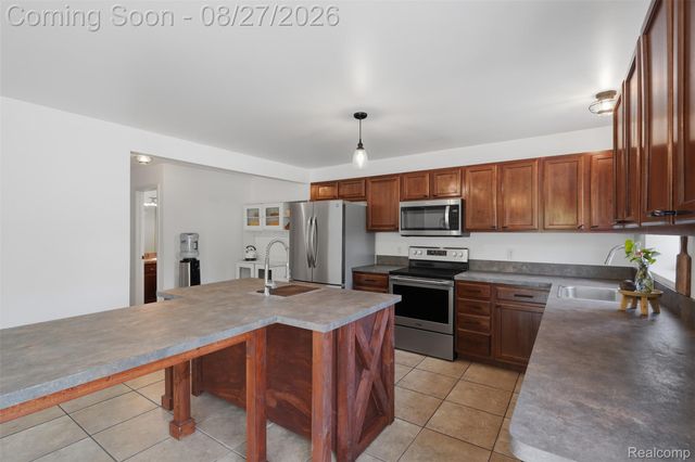 22571 E 13 Mile Road, St. Clair Shores, MI 48082
