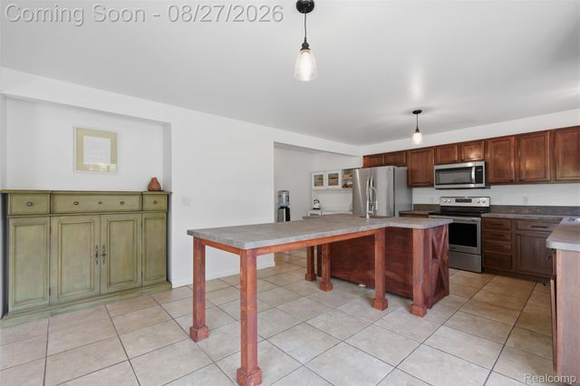 22571 E 13 Mile Road, St. Clair Shores, MI 48082