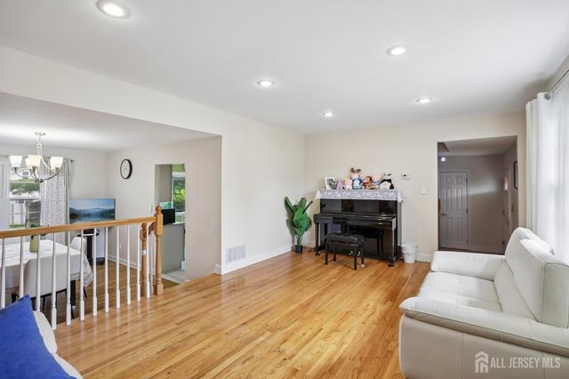 3 Chelsea Court, Edison, NJ 08820