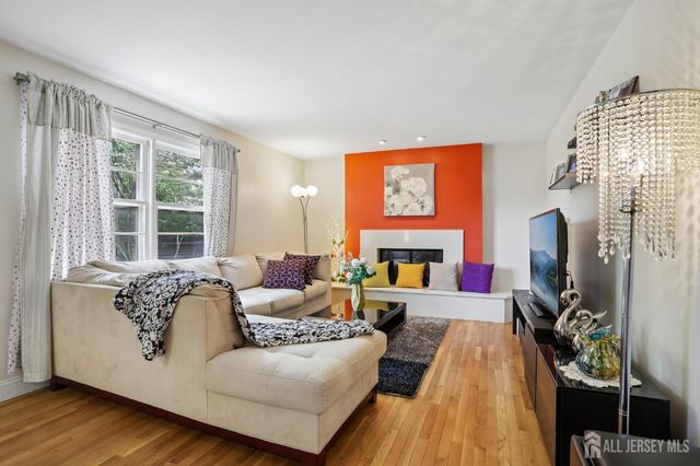3 Chelsea Court, Edison, NJ 08820