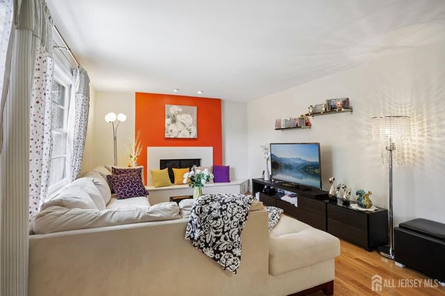 3 Chelsea Court, Edison, NJ 08820