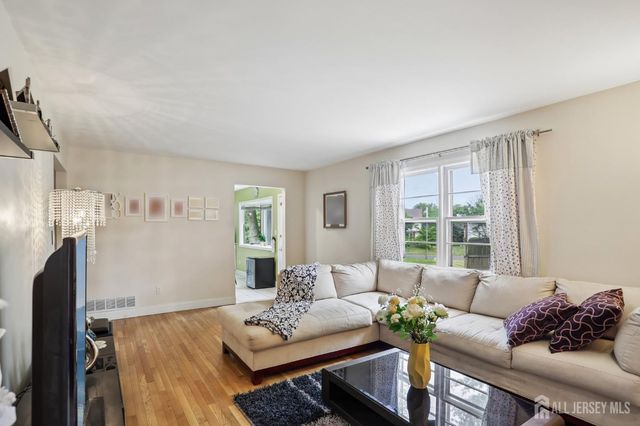 3 Chelsea Court, Edison, NJ 08820