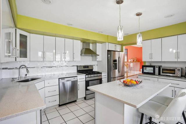 3 Chelsea Court, Edison, NJ 08820