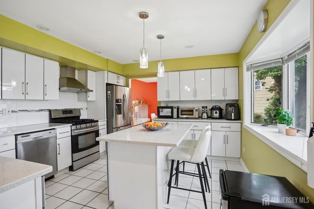 3 Chelsea Court, Edison, NJ 08820