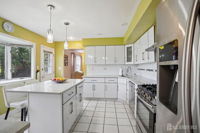 3 Chelsea Court, Edison, NJ 08820