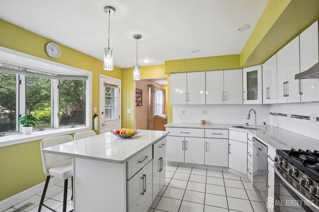 3 Chelsea Court, Edison, NJ 08820