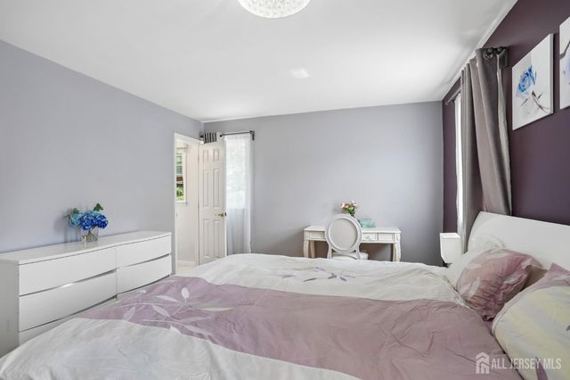 3 Chelsea Court, Edison, NJ 08820