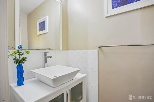 3 Chelsea Court, Edison, NJ 08820