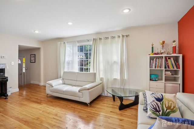 3 Chelsea Court, Edison, NJ 08820