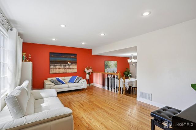 3 Chelsea Court, Edison, NJ 08820