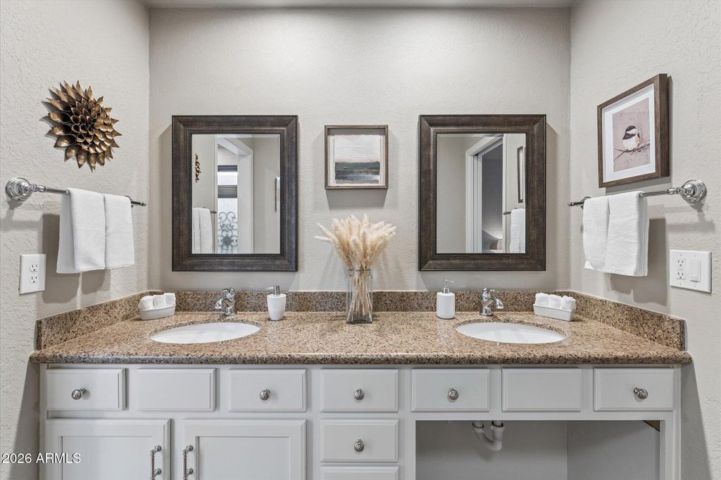Image 5 of property listing at 7621 E VISTA Drive, Scottsdale, AZ 85250