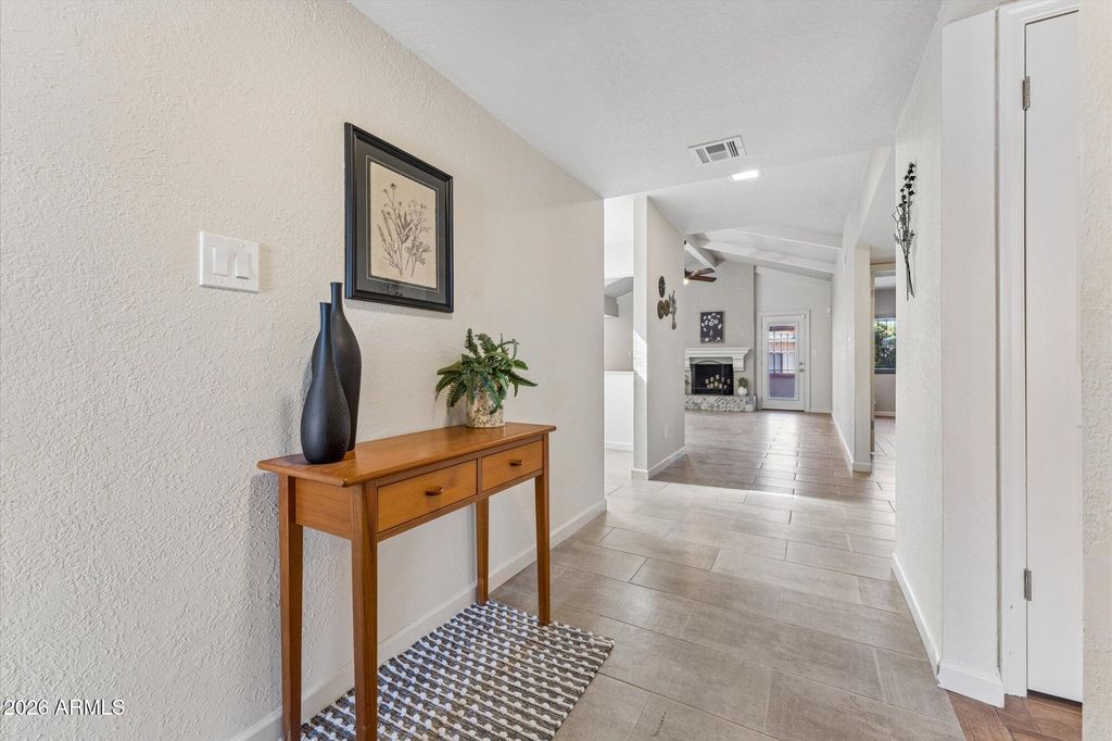 Image 8 of property listing at 7621 E VISTA Drive, Scottsdale, AZ 85250