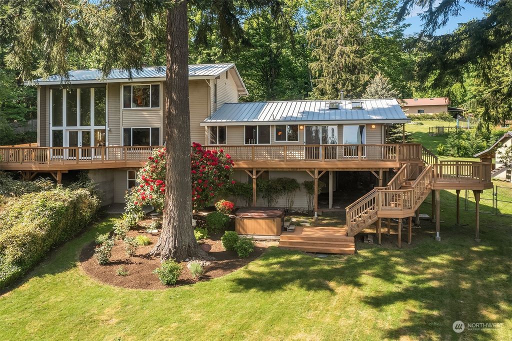 Image 1 of property listing at 13124 255th Avenue SE, Issaquah, WA 98027