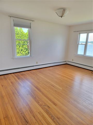 38 Aquidneck Avenue, Portsmouth, RI 02871