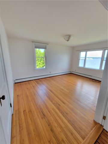 38 Aquidneck Avenue, Portsmouth, RI 02871