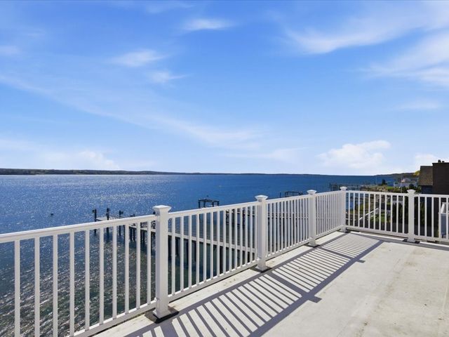 38 Aquidneck Avenue, Portsmouth, RI 02871