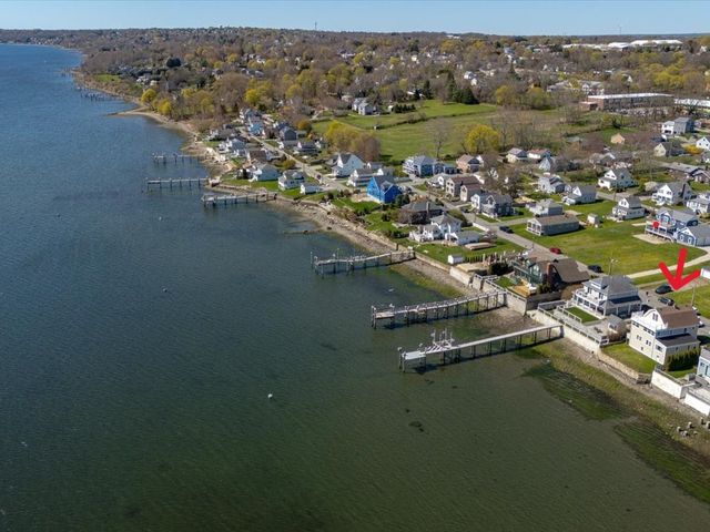 38 Aquidneck Avenue, Portsmouth, RI 02871